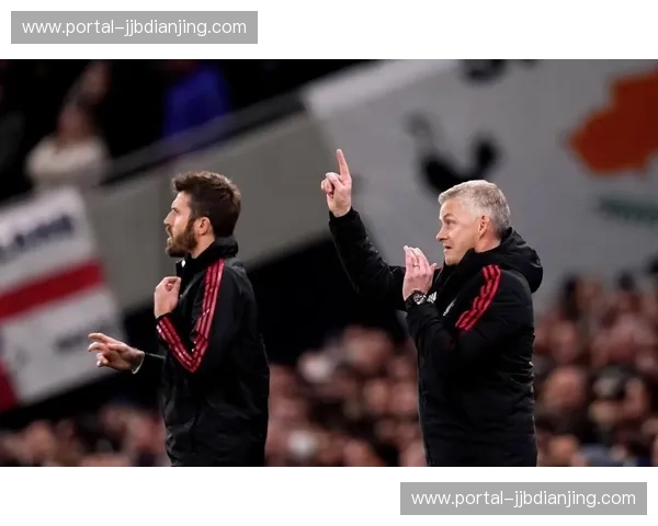 曼联86%传球成功率掌控节奏 卡里克中场三角传递破解高压