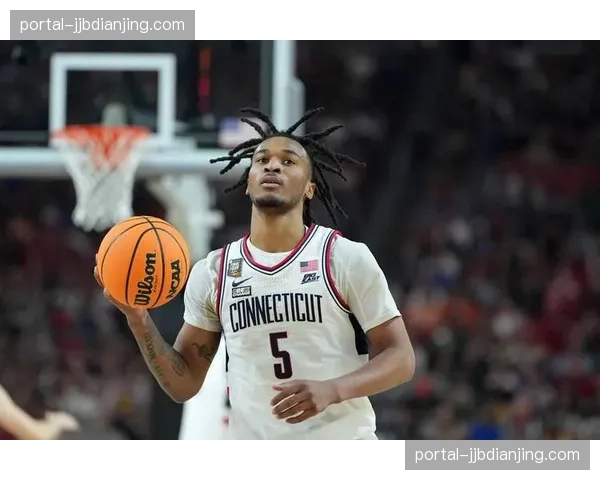 马刺卡斯尔髋部紧张连续缺阵 控卫轮换出现临时真空 马刺卡斯尔髋部紧张连续缺阵 控卫轮换出现临时真空